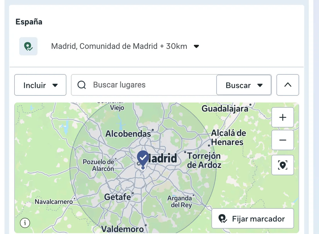 Configuración de la ubicación en Meta Ads: Madrid, Comunidad de Madrid más 30 km de radio sobre un mapa donde se ven Alcobendas, Pozuelo de Alarcón, Getafe, Alcalá de Henares y Torrejón de Ardoz